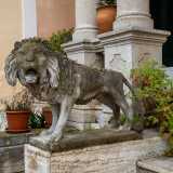 ...fiancheggiata da una coppia di leoni in pietra